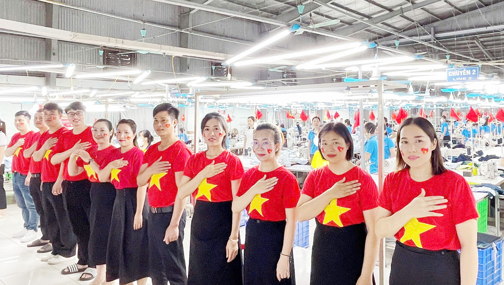 Người lao động Công ty cổ phần VINAHAN (thành phố Bắc Giang) bày tỏ lòng yêu nước.