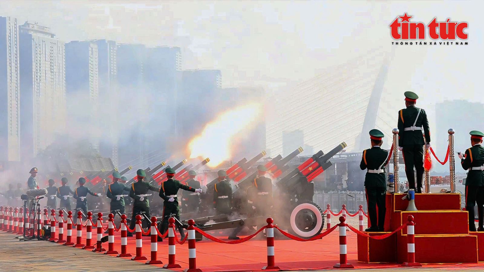 Dàn đại bác ở Bến Bạch Đằng đã bắn 21 loạt trên nền Quốc thiều để khai mạc Đại lễ. Ảnh: PV Báo Tin tức và Dân tộc