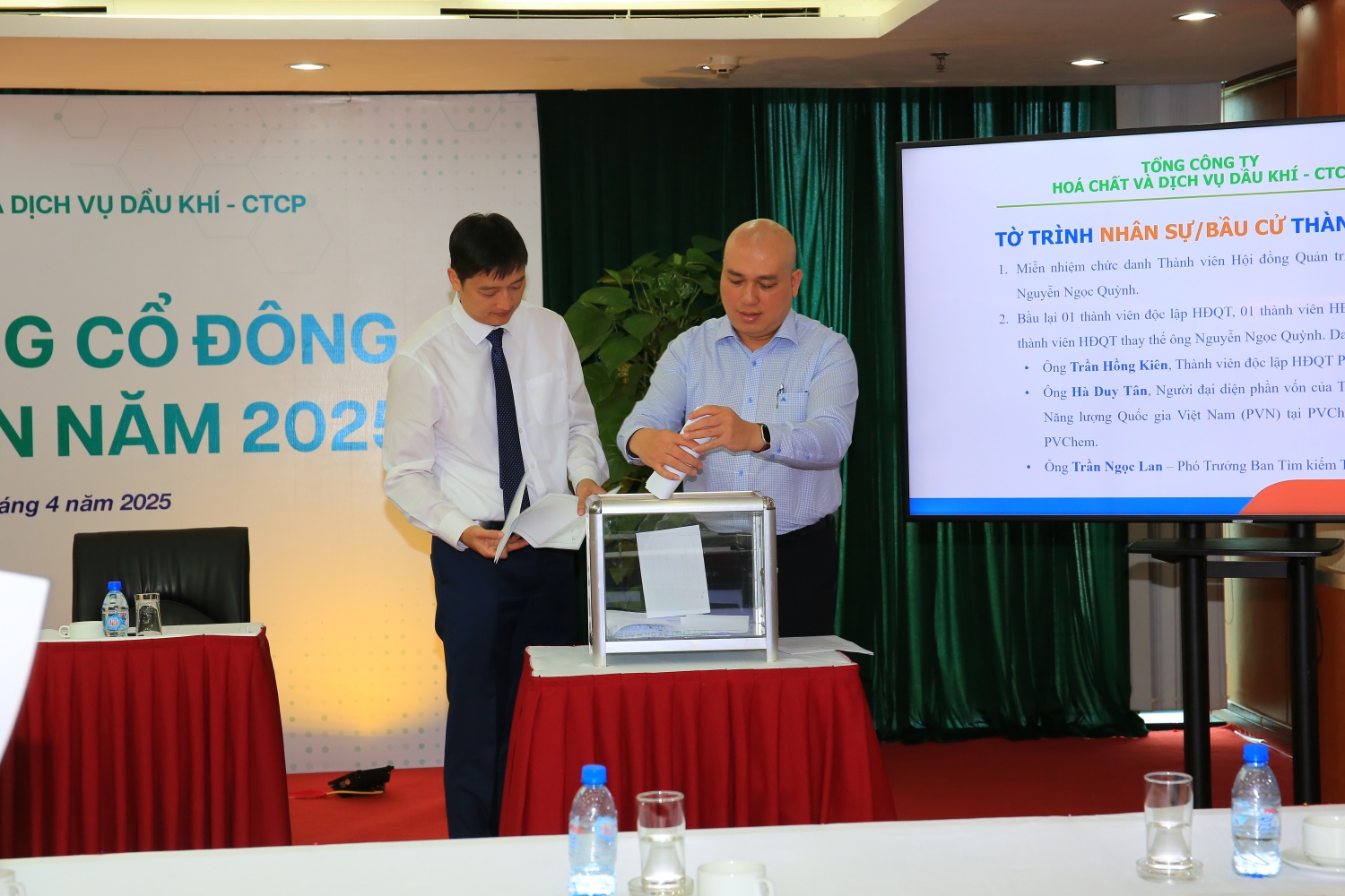 Các cổ đông thực hiện bỏ phiếu tại Đại hội. Các cổ đông thực hiện bỏ phiếu tại Đại hội.