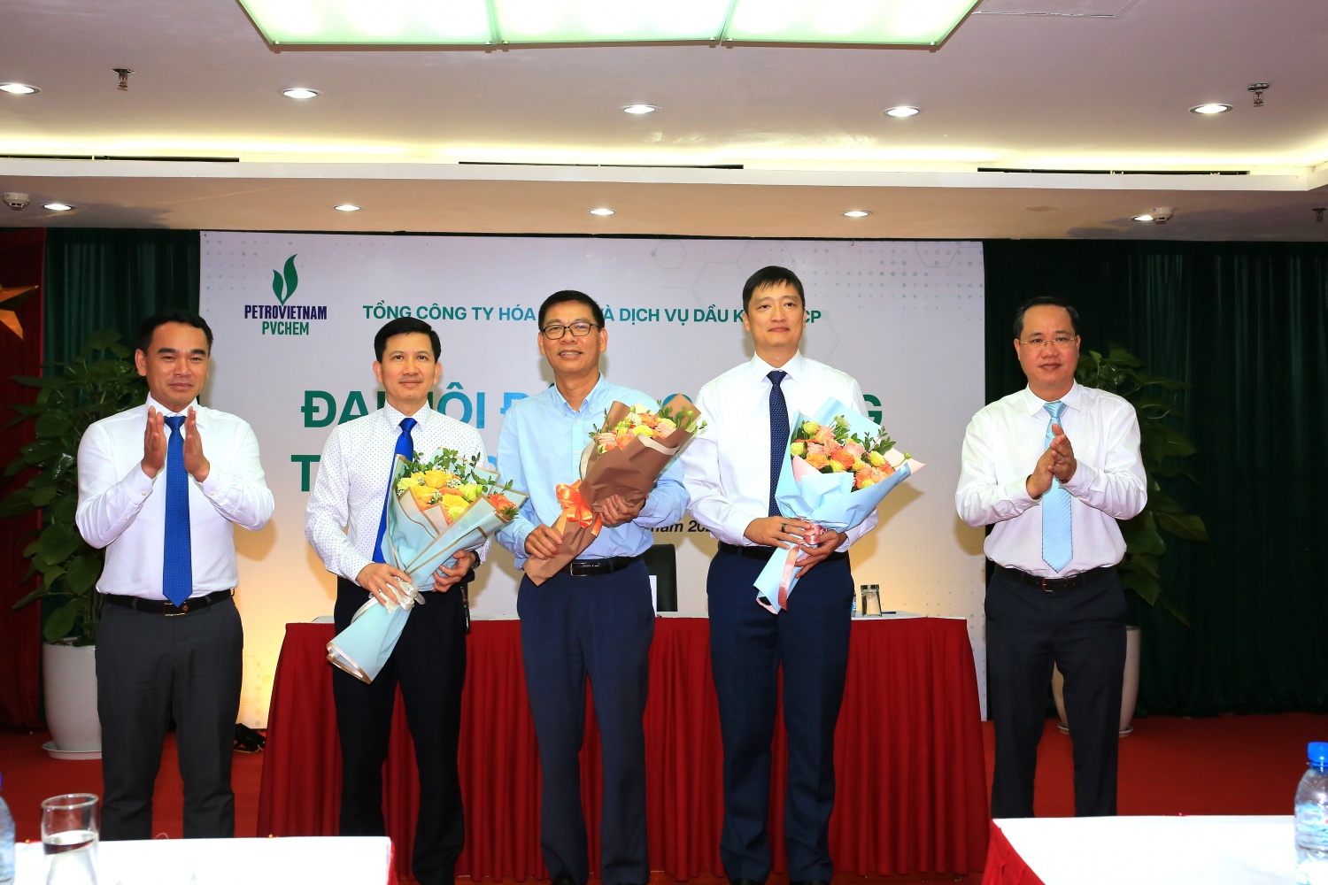 Đại diện lãnh đạo PVChem chúc mừng các Thành viên HĐQT được bầu tại Đại hội. Đại diện lãnh đạo PVChem chúc mừng các Thành viên HĐQT được bầu tại Đại hội.