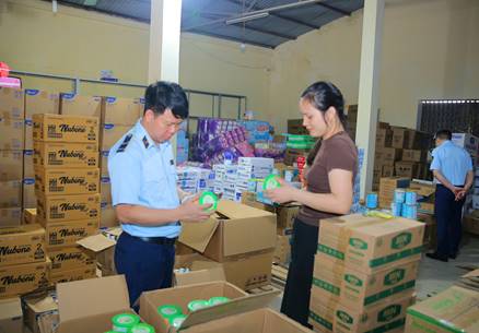 Lực lượng chức năng kiểm tra cơ sở kinh doanh