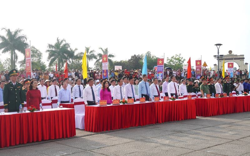 Các đại biểu tham dự Lễ Thượng cờ “Thống nhất non sông”. Các đại biểu tham dự Lễ Thượng cờ “Thống nhất non sông”.