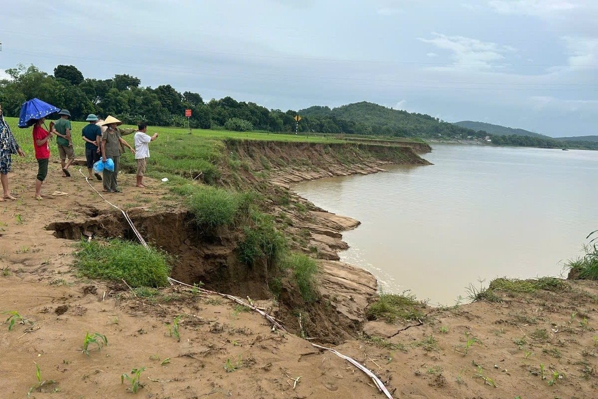 Khai thác cát gây sạt lở bãi bồi sông Mã đoạn qua xã Vĩnh Hòa, huyện Vĩnh Lộc