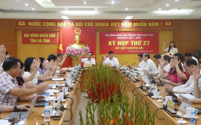 Các đại biểu HĐND tỉnh Hà Tĩnh quyết nghị tán thành chủ trương, thông qua Đề án sắp xếp, thành lập ĐVHC cấp xã năm 2025. Các đại biểu HĐND tỉnh Hà Tĩnh quyết nghị tán thành chủ trương, thông qua Đề án sắp xếp, thành lập ĐVHC cấp xã năm 2025.