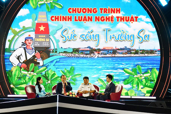 Ông Lê Hữu Hoàng- Ủy viên Ban Thường vụ Tỉnh ủy (UVBTVTU), Phó Chủ tịch Thường trực UBND tỉnh Khánh Hòa và Thượng tá Bùi Xuân Bình- Chính ủy Vùng 4 Hải Quân.lên giao lưu