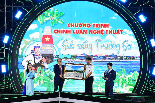 Ông Lê Hữu Hoàng- UVBTVTU, Phó Chủ tịch Thường trực UBND tỉnh Khánh Hòa tặng quà lưu niệm của UBND tỉnh cho Thượng tá Bùi Xuân Bình- Chính ủy Vùng 4 Hải Quân.