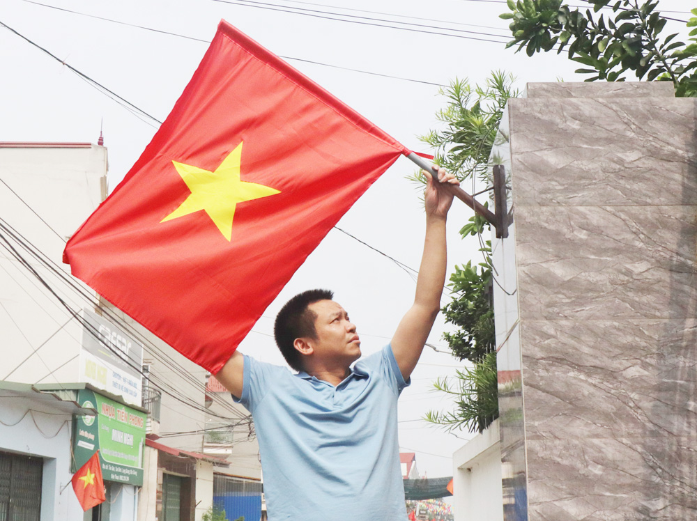 Người dân thôn Tân Sơn, xã Tân Dĩnh (Lạng Giang) treo cờ Tổ quốc chào mừng kỷ niệm 50 năm Ngày Giải phóng miền Nam, thống nhất đất nước.