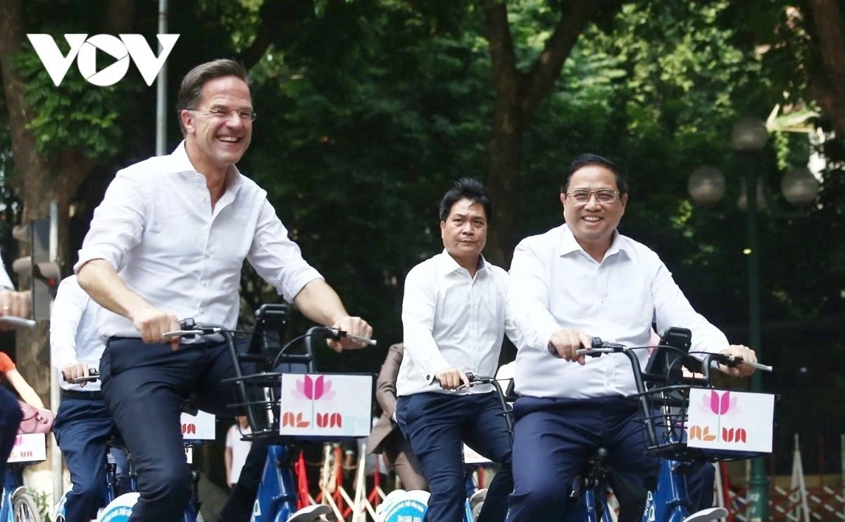 Thủ tướng Phạm Minh Chính cùng Thủ tướng Hà Lan Mark Rutte đạp xe trên đường phố Hà Nội tháng 11/2023 (Ảnh: Trọng Phú) Thủ tướng Phạm Minh Chính cùng Thủ tướng Hà Lan Mark Rutte đạp xe trên đường phố Hà Nội tháng 11/2023 (Ảnh: Trọng Phú)