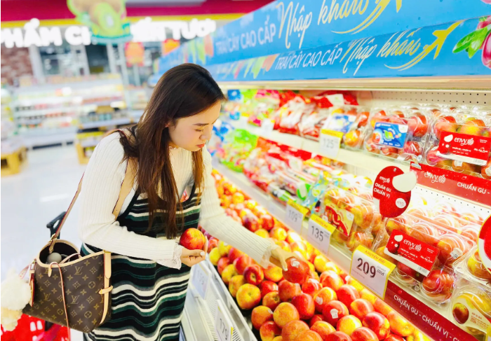 mua sản phẩm giảm giá tại siêu thị Winmart. Ảnh: Hoài Nam