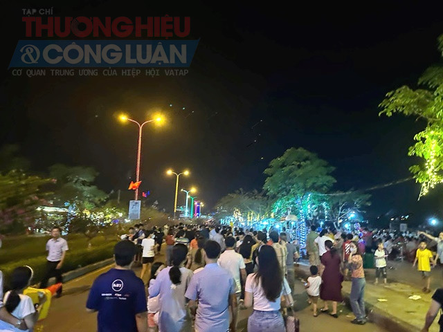 Phố đi bộ Nguyễn Huệ tại thị trấn vùng biên Lao Bảo Phố đi bộ Nguyễn Huệ tại thị trấn vùng biên Lao Bảo