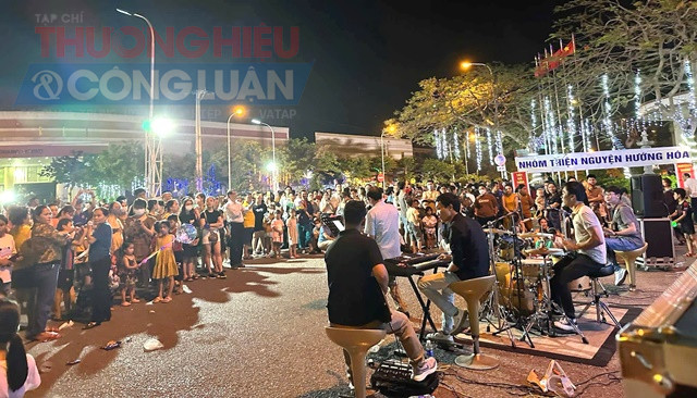 Âm nhạc đường phố, thu hút đông đảo khách thập phương. Âm nhạc đường phố, thu hút đông đảo khách thập phương.