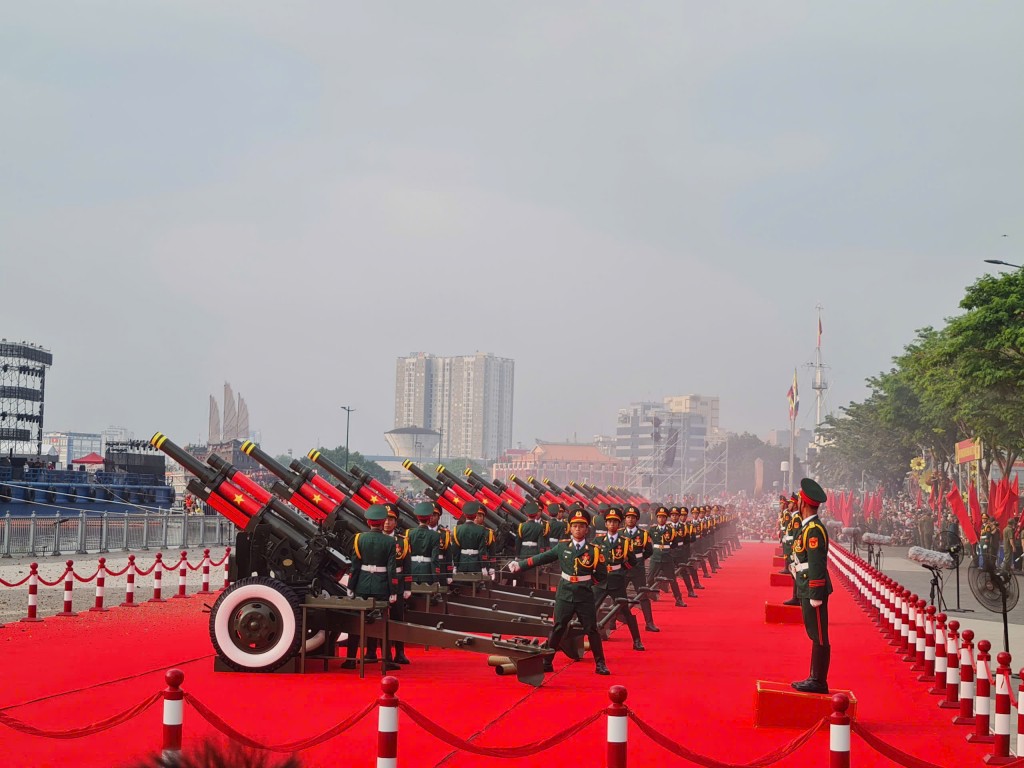 Đúng 7 giờ 5 phút, 21 quả đại bác rền vang bến Bạch Đằng trong sự hò reo của người dân, bắt đầu đại lễ chào mừng 50 năm đại thắng mùa Xuân 1975 bằng Chiến dịch Hồ Chí Minh lịch sử Đúng 7 giờ 5 phút, 21 quả đại bác rền vang bến Bạch Đằng trong sự hò reo của người dân, bắt đầu đại lễ chào mừng 50 năm đại thắng mùa Xuân 1975 bằng Chiến dịch Hồ Chí Minh lịch sử