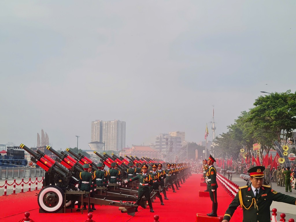 Đúng 7 giờ 5 phút, 21 quả đại bác rền vang bến Bạch Đằng Đúng 7 giờ 5 phút, 21 quả đại bác rền vang bến Bạch Đằng