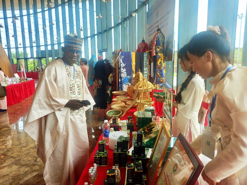 Các đại biểu thích thú trước các sản phẩm của Huế