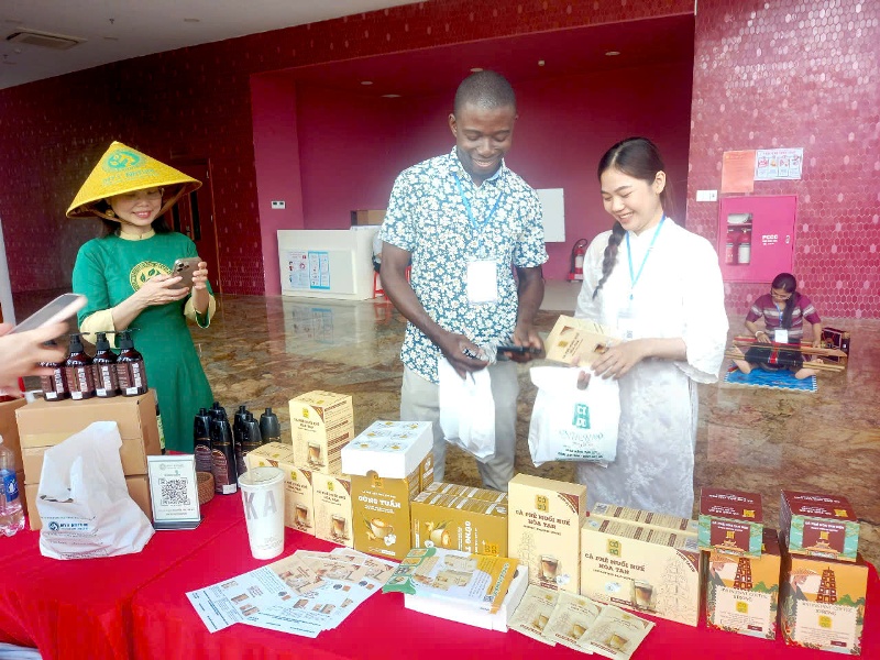 Tham quan các gian hàng đặc sản Huế