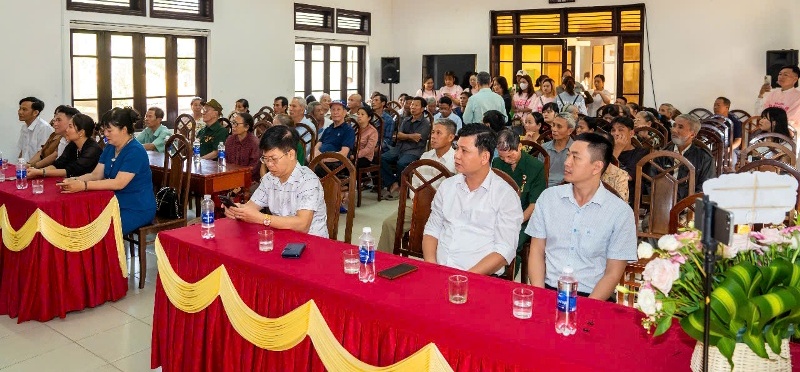 Quang cảnh buổi tặng quà Quang cảnh buổi tặng quà