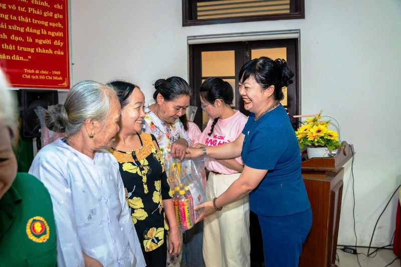 Bà Dương Thị Thu Thủy- Trưởng Ban Tuyên giáo- Dân Vận quận Thuận Hóa tặng quà các Cựu chiến binh Bà Dương Thị Thu Thủy- Trưởng Ban Tuyên giáo- Dân Vận quận Thuận Hóa tặng quà các Cựu chiến binh