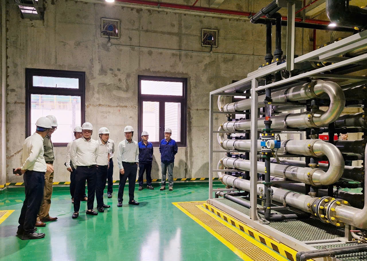 Hệ thống xử lý khí thải của Nhà máy điện rác Seraphin. Ảnh: Hoàng Sơn