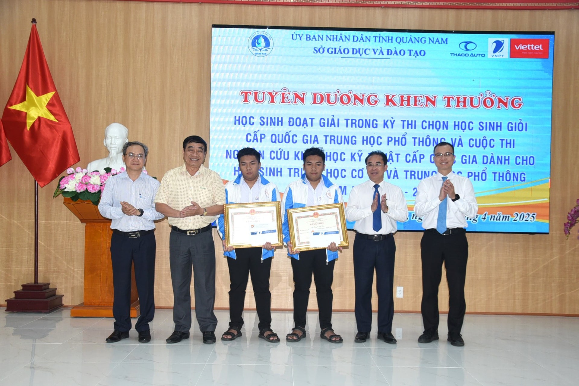Trao quà cho 2 học sinh đạt giải Nhất môn toán Kỳ thi học sinh giỏi quốc gia Trao quà cho 2 học sinh đạt giải Nhất môn toán Kỳ thi học sinh giỏi quốc gia