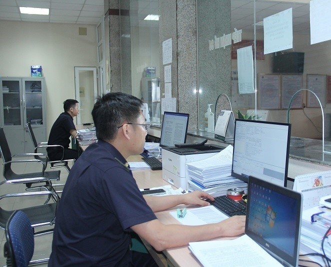 Công chức Chi cục Hải quan cửa khẩu Cảng Nghi Sơn giải quyết thủ tục hành chính cho doanh nghiệp
