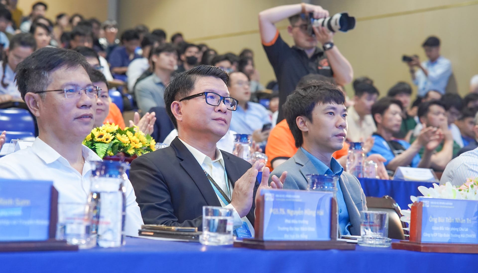 Ông Bùi Trần Nhân Trí - Phó Giám đốc Văn phòng THACO Chu Lai (thứ 2, từ trái sang) tham dự buổi lễ Ông Bùi Trần Nhân Trí - Phó Giám đốc Văn phòng THACO Chu Lai (thứ 2, từ trái sang) tham dự buổi lễ