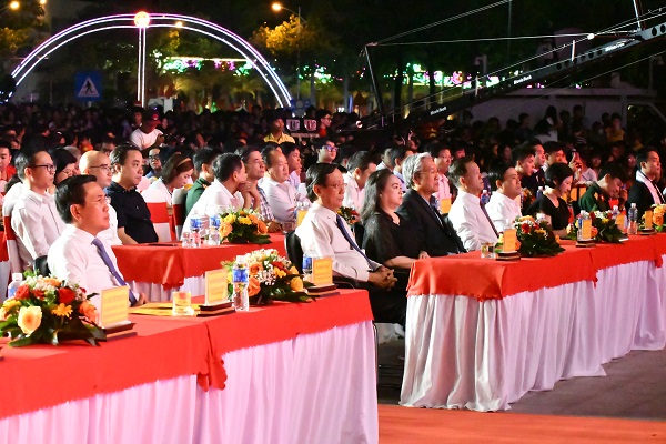 Lãnh đạo địa phương tới dự khai mạc