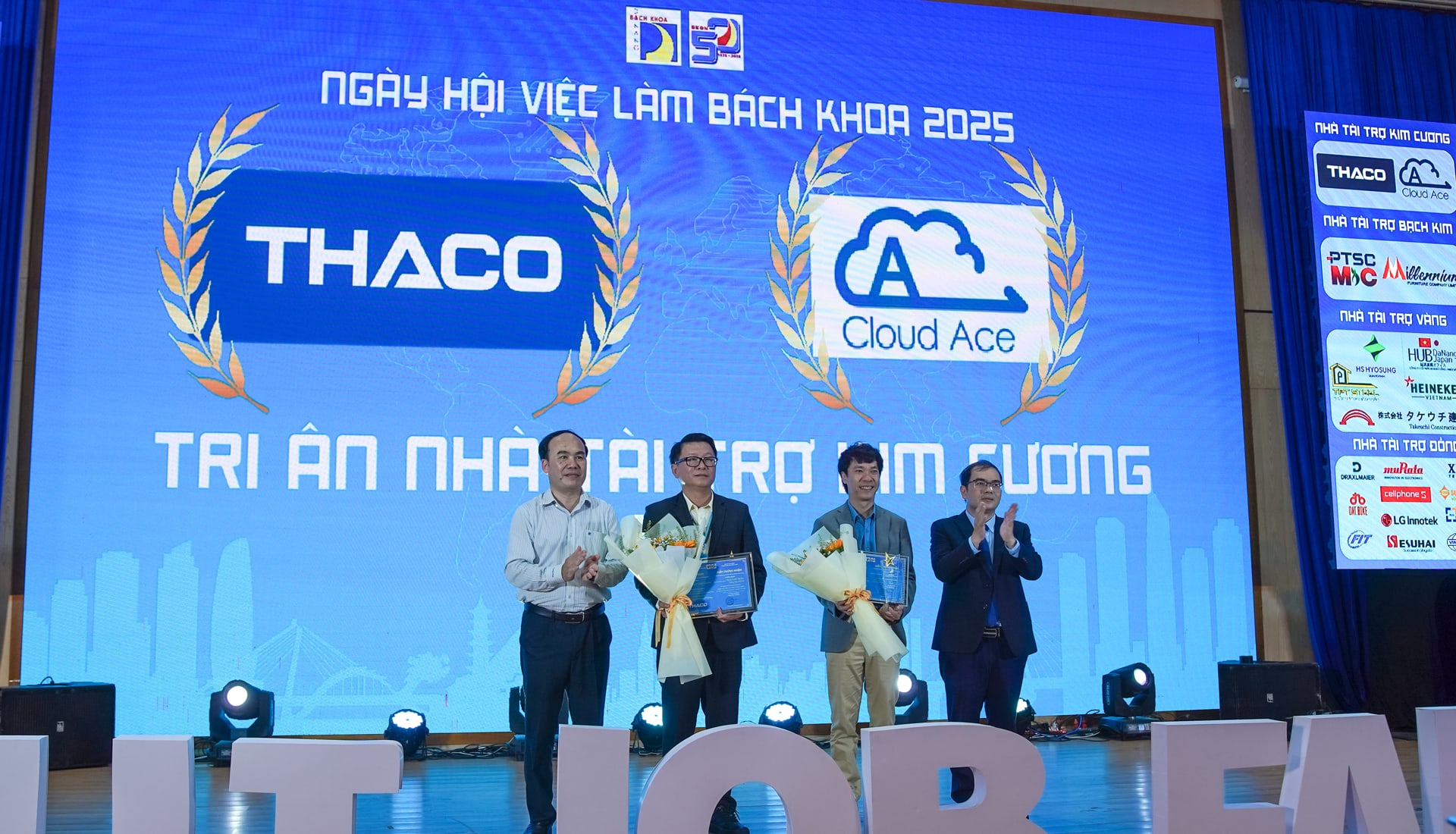 Đại diện THACO nhận giấy chứng nhận Nhà tài trợ Kim cương và hoa từ nhà trường Đại diện THACO nhận giấy chứng nhận Nhà tài trợ Kim cương và hoa từ nhà trường
