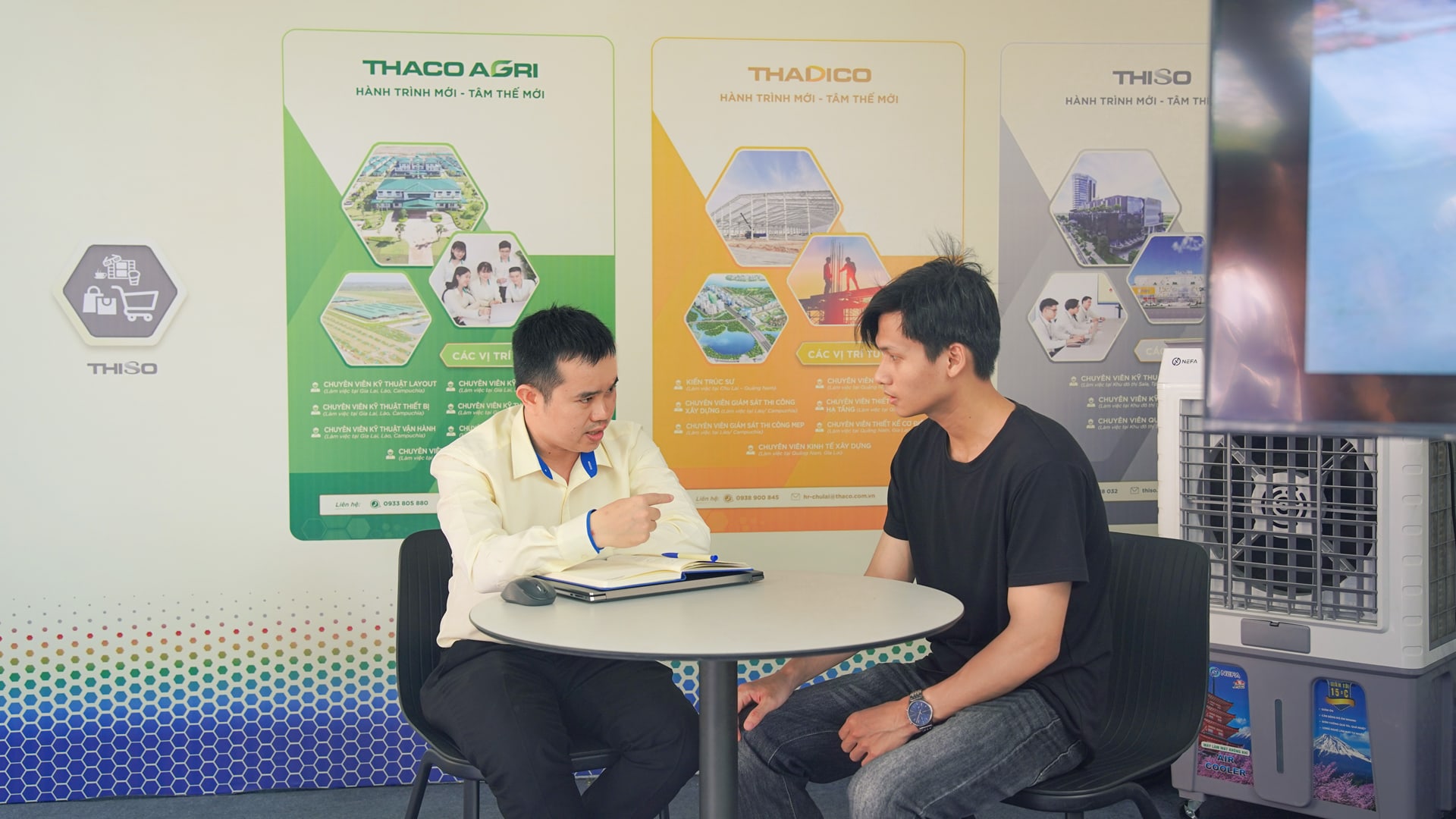 Bạn Nguyễn Khoa Phương, sinh viên năm cuối ngành Công nghệ chế tạo máy ghi danh ứng tuyển tại gian hàng THACO Bạn Nguyễn Khoa Phương, sinh viên năm cuối ngành Công nghệ chế tạo máy ghi danh ứng tuyển tại gian hàng THACO