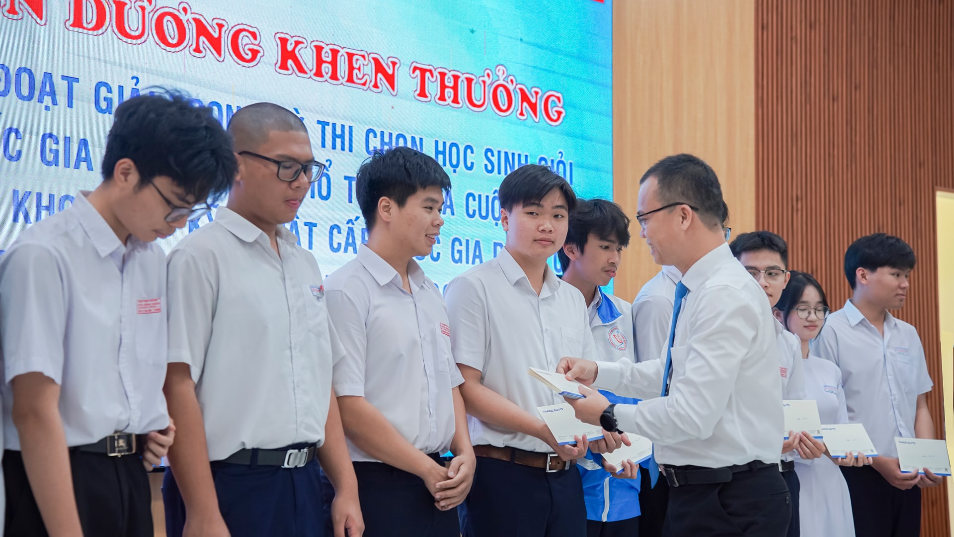 Ông Đoàn Đạt Ninh - Phó Tổng Giám đốc THACO AUTO phụ trách Khối Sản xuất trao quà cho các em học sinh Ông Đoàn Đạt Ninh - Phó Tổng Giám đốc THACO AUTO phụ trách Khối Sản xuất trao quà cho các em học sinh