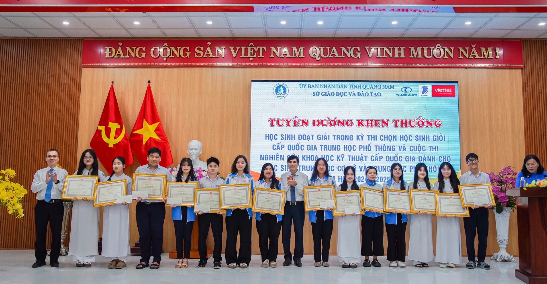 Ông Đoàn Đạt Ninh - Phó Tổng Giám đốc THACO AUTO phụ trách Khối Sản xuất trao quà cho các em học sinh Ông Đoàn Đạt Ninh - Phó Tổng Giám đốc THACO AUTO phụ trách Khối Sản xuất trao quà cho các em học sinh