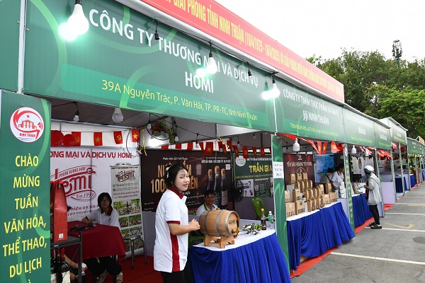 Các gian trưng bày giới thiệu các sản phẩm đặc sản Ninh Thuận trong Tuần VHTTDL và AT Ninh Thuận đang tổ chức tại khu vực Quảng trường 16-4