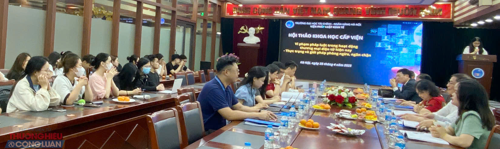 Hội thảo “Vi phạm pháp luật trong hoạt động thương mại điện tử hiện nay: Thực trạng và giải pháp” tập trung thảo luận về thực trạng pháp luật, các giải pháp phòng ngừa, ngăn chặn, xử lý vi phạm trong hoạt động thương mại điện tử nhìn từ góc độ thực tế và kinh nghiệm của quốc tế về các chế tài liên quan đến vi phạm trong hoạt động thương mại điện tử. Hội thảo “Vi phạm pháp luật trong hoạt động thương mại điện tử hiện nay: Thực trạng và giải pháp” tập trung thảo luận về thực trạng pháp luật, các giải pháp phòng ngừa, ngăn chặn, xử lý vi phạm trong hoạt động thương mại điện tử nhìn từ góc độ thực tế và kinh nghiệm của quốc tế về các chế tài liên quan đến vi phạm trong hoạt động thương mại điện tử.