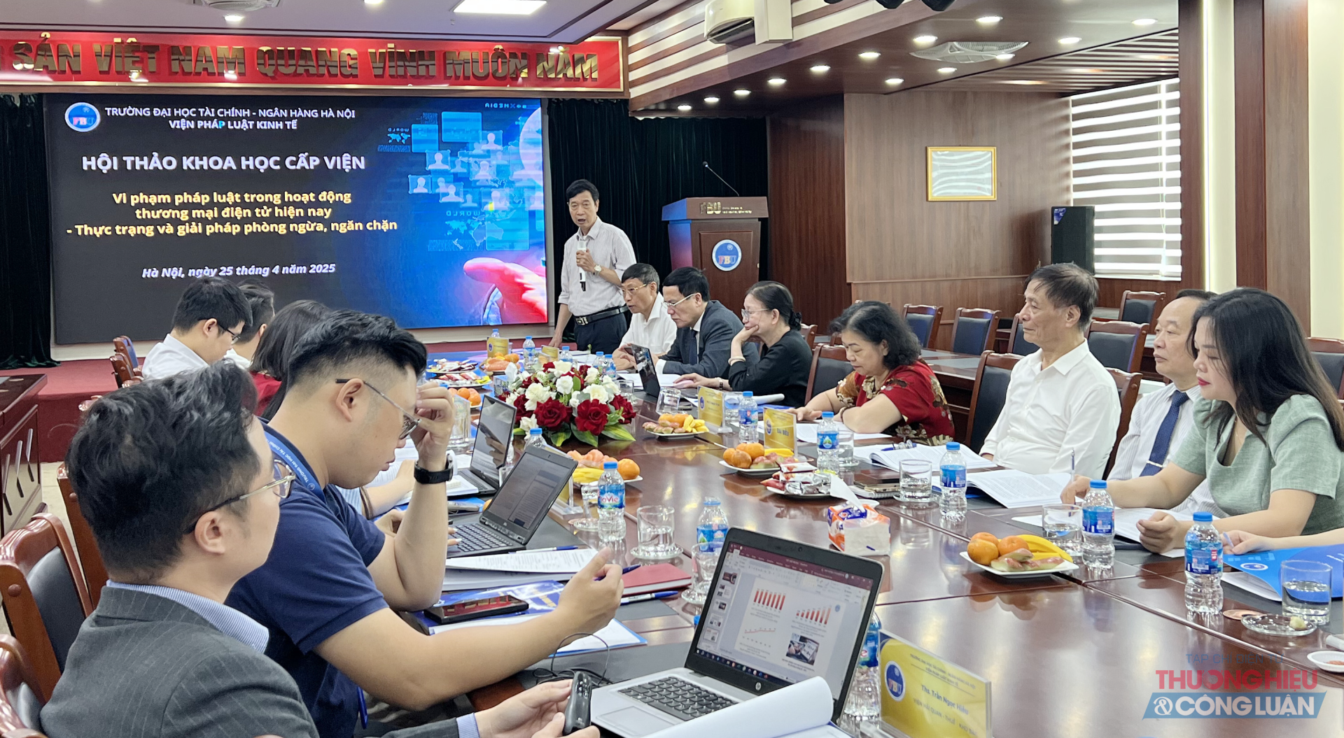 Theo Phó Giáo sư, Tiến sỹ Nguyễn Hoàng Minh, vi phạm trong hoạt động TMĐT hiện nay tại Việt Nam ở 2 hành vi gây bức xúc trong dư luận. Theo Phó Giáo sư, Tiến sỹ Nguyễn Hoàng Minh, vi phạm trong hoạt động TMĐT hiện nay tại Việt Nam ở 2 hành vi gây bức xúc trong dư luận.