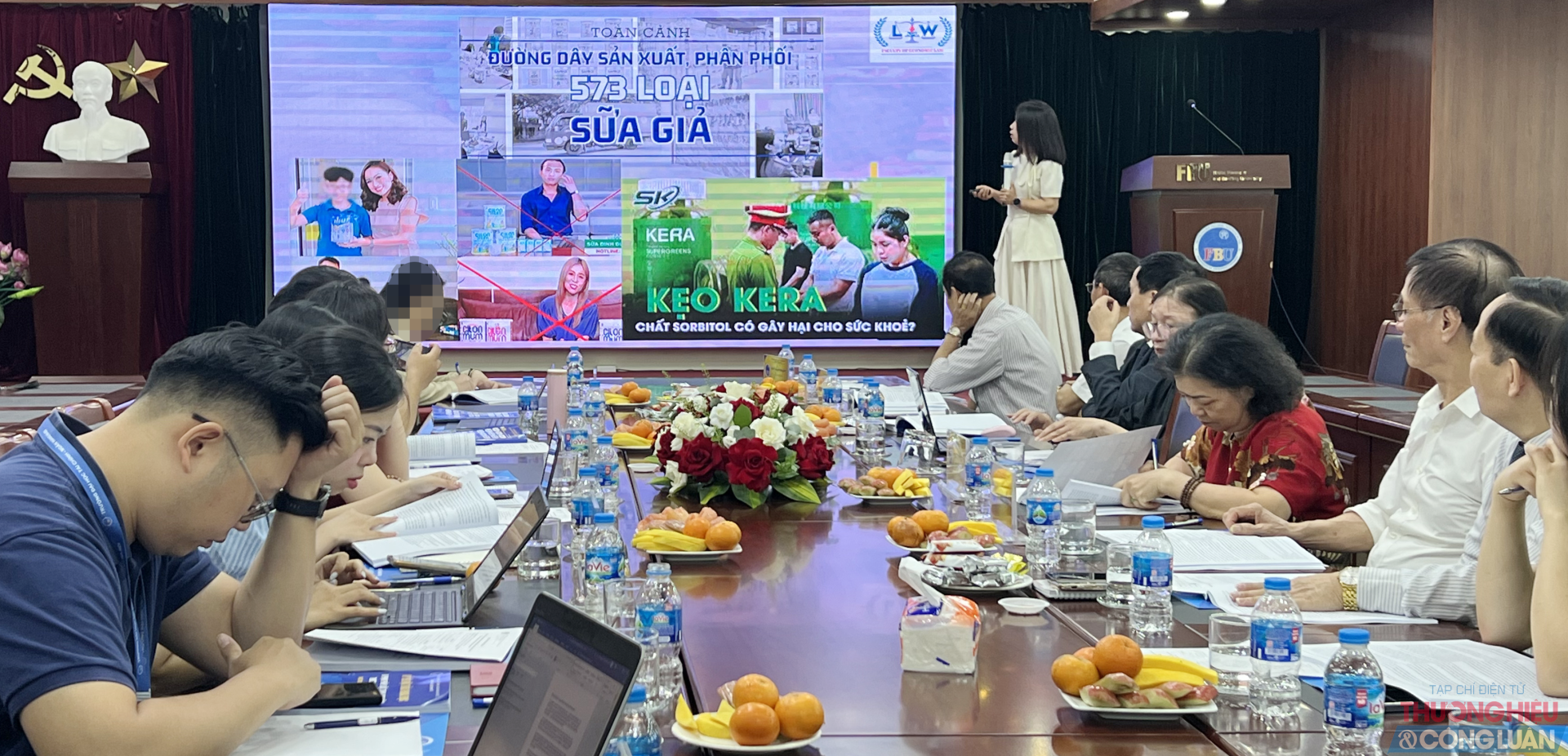 Quảng cáo công dụng của hàng hóa, sản phẩm “lên giời” để người tiêu dùng tin tưởng, “thần tượng” người nổi tiếng mua hàng, mà là hàng giả như vụ sữa, thuốc giả vừa qua. Quảng cáo công dụng của hàng hóa, sản phẩm “lên giời” để người tiêu dùng tin tưởng, “thần tượng” người nổi tiếng mua hàng, mà là hàng giả như vụ sữa, thuốc giả vừa qua.