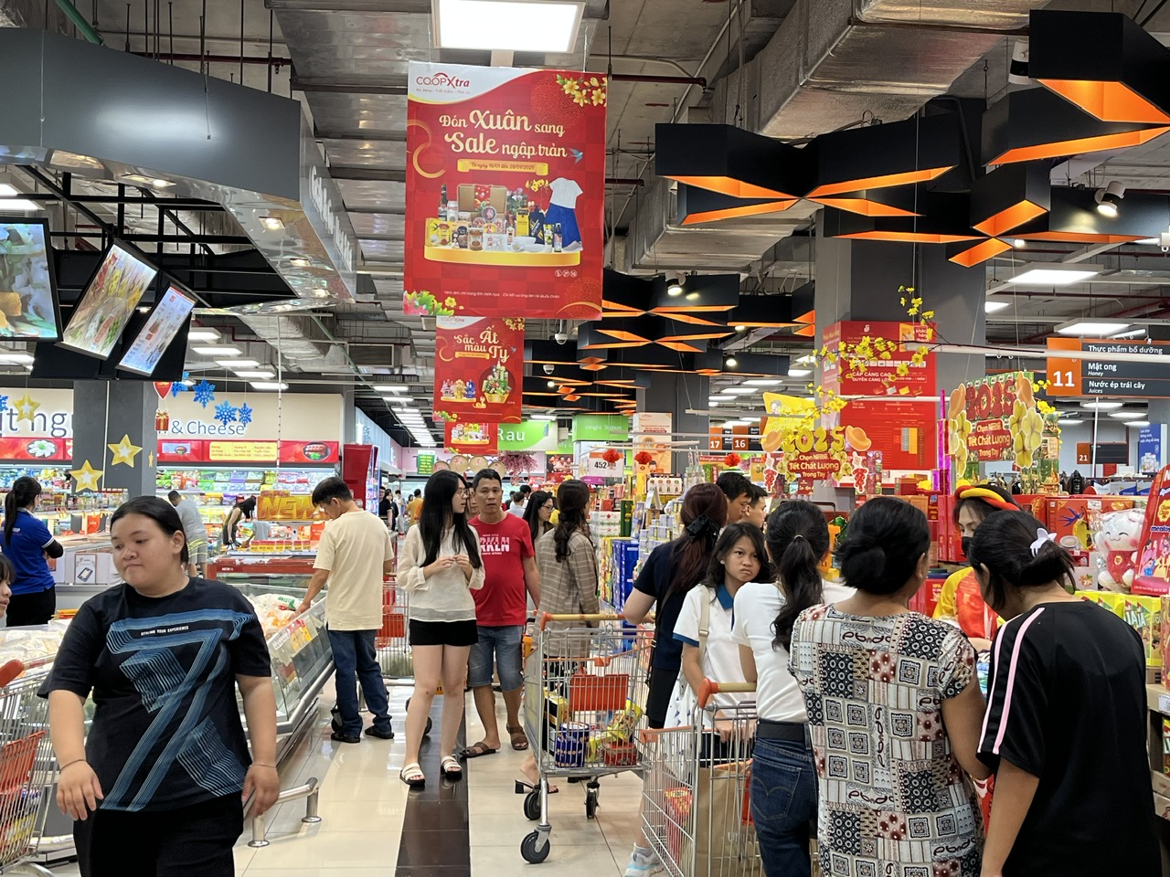 Savills: Bán lẻ hiện đại bứt phá, bán lẻ đường phố TP.HCM chật vật giữ chỗ đứng