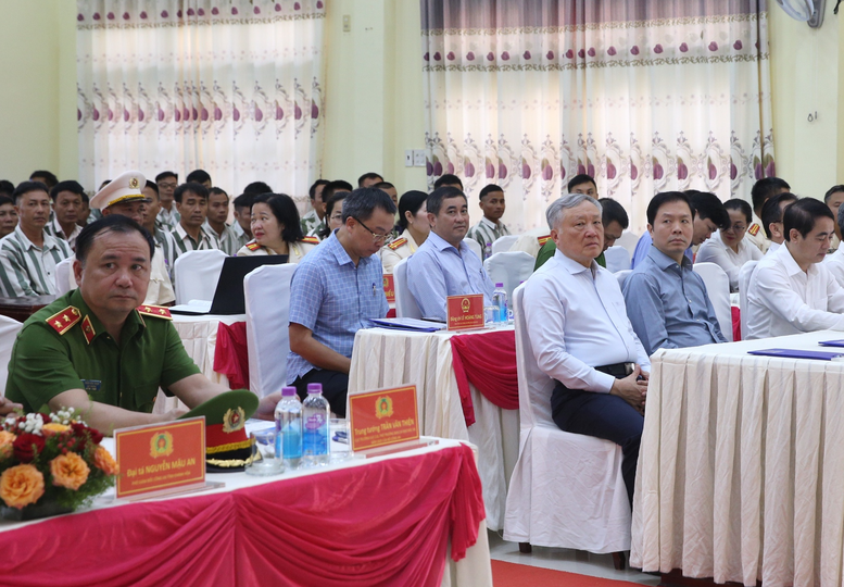 Phó Thủ tướng khẳng định, chủ trương đặc xá của Đảng và Nhà nước là công bằng, bình đẳng, dành cho tất cả các phạm nhân đều có cơ hội như nhau, không phân biệt giới tính, tôn giáo, quốc tịch, lứa tuổi, nghề nghiệp… - Ảnh: VGP/Nguyễn Hoàng Phó Thủ tướng khẳng định, chủ trương đặc xá của Đảng và Nhà nước là công bằng, bình đẳng, dành cho tất cả các phạm nhân đều có cơ hội như nhau, không phân biệt giới tính, tôn giáo, quốc tịch, lứa tuổi, nghề nghiệp… - Ảnh: VGP/Nguyễn Hoàng