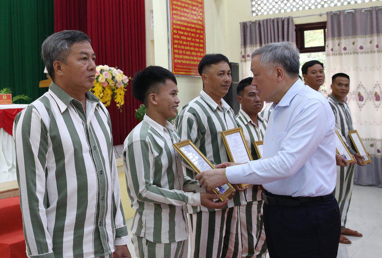 Đặc xá là để những ký ức tội lỗi vĩnh viễn khép lại sau lưng