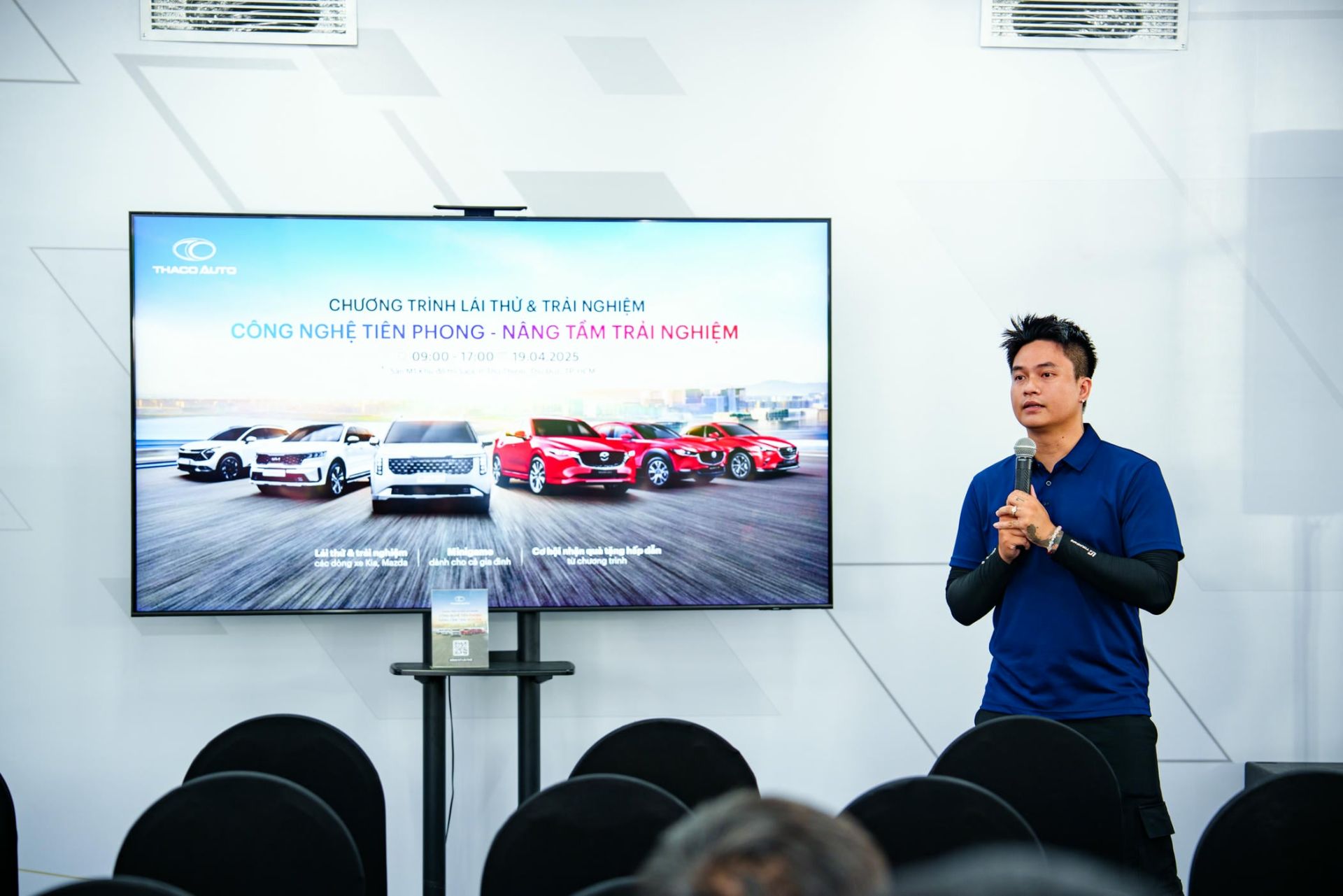 Chuyên gia chia sẻ các thông tin về sản phẩm cho khách hàng
