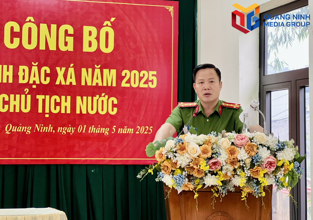 Đại tá Lê Hồng Vân, Phó Giám đốc Công an tỉnh, Thủ trưởng Cơ quan Thi hành án hình sự Công an tỉnh công bố Quyết định của Chủ tịch nước.