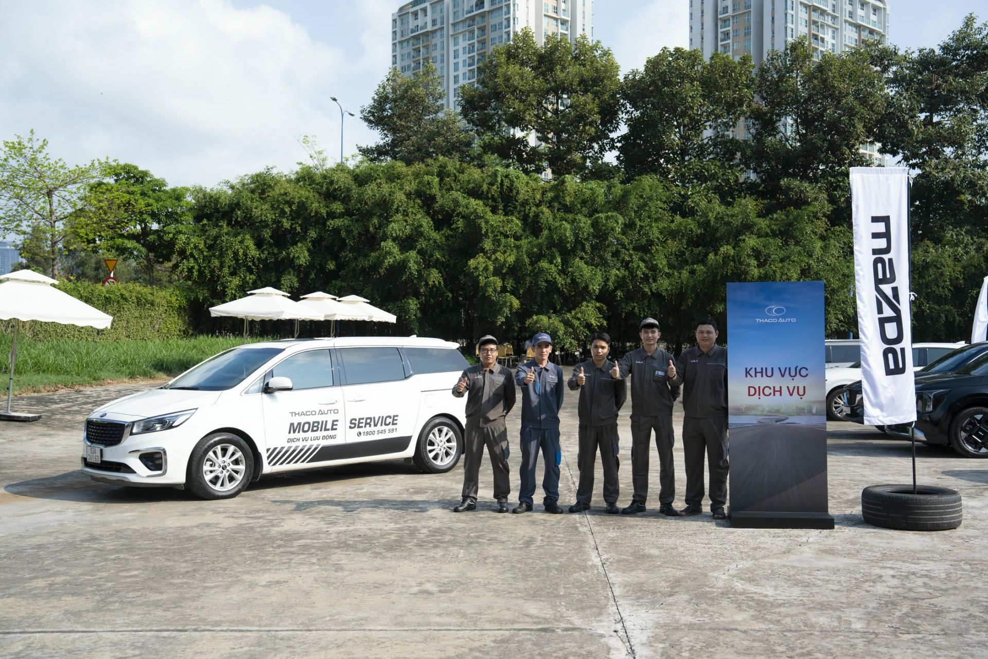 Đội ngũ kỹ thuật viên  hỗ trợ kiểm tra xe cho khách hàng tham gia sự kiện