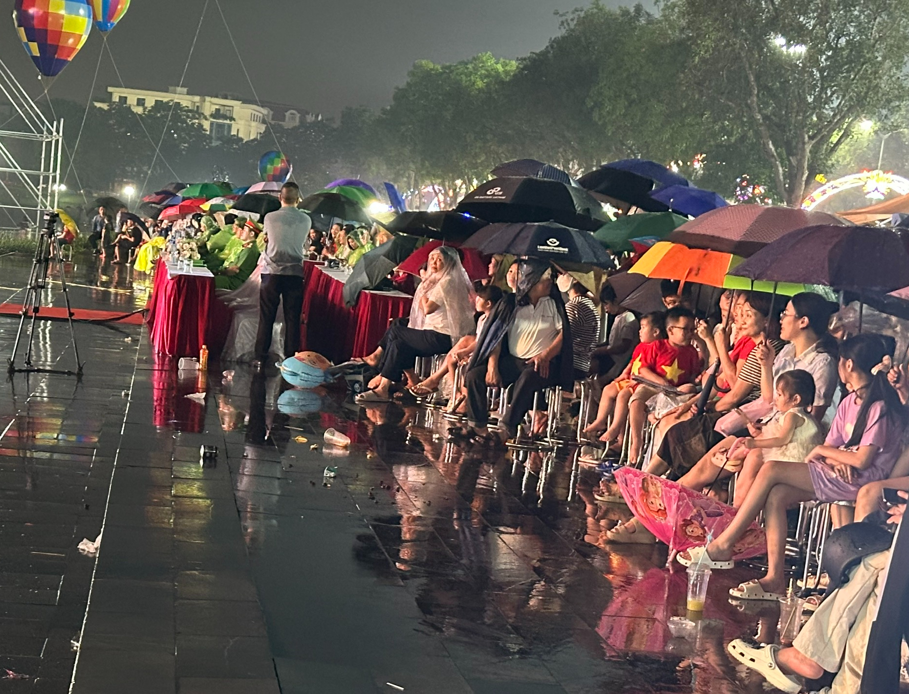 Người dân đội mưa xem chương trình nghệ thuật tại Festival Khinh khí cầu Vĩnh Phúc 2025 Người dân đội mưa xem chương trình nghệ thuật tại Festival Khinh khí cầu Vĩnh Phúc 2025