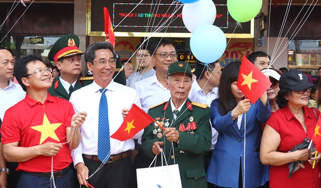 Lãnh đạo thành phố, lãnh đạo các bộ, ngành và người dân thành phố đón “Đoàn tàu Thống Nhất” Lãnh đạo thành phố, lãnh đạo các bộ, ngành và người dân thành phố đón “Đoàn tàu Thống Nhất”