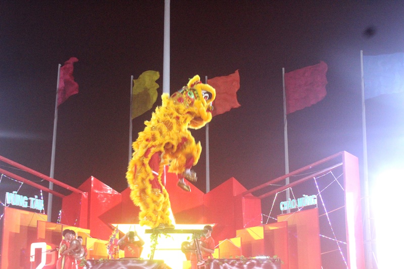 Những màn trình diễn lân sư rồng thu hút đông khán giả thưởng thức