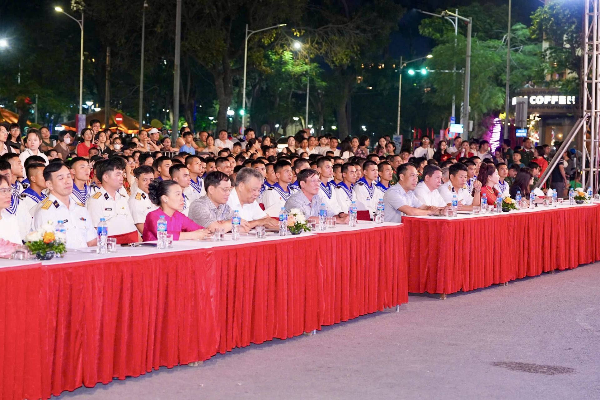 Các đại biểu dự chương trình.