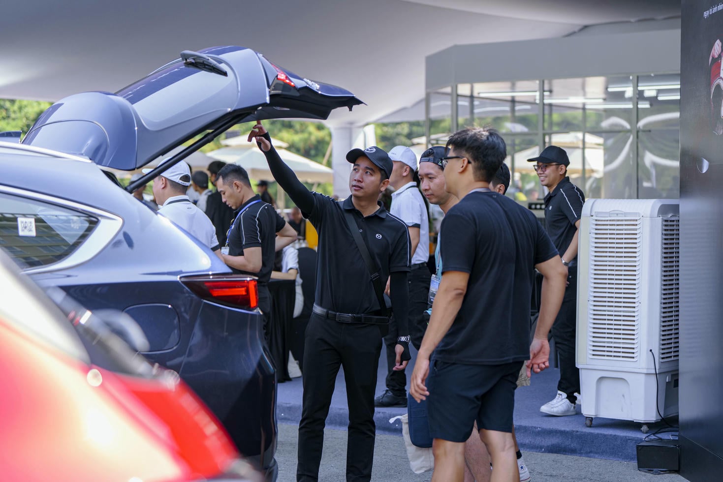 Khách hàng tham quan và khám phá các mẫu xe