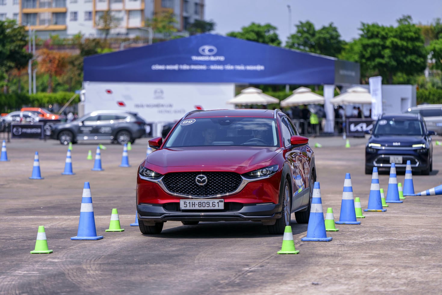 Khách hàng hào hứng trải nghiệm lái thử xe SUV Kia, Mazda