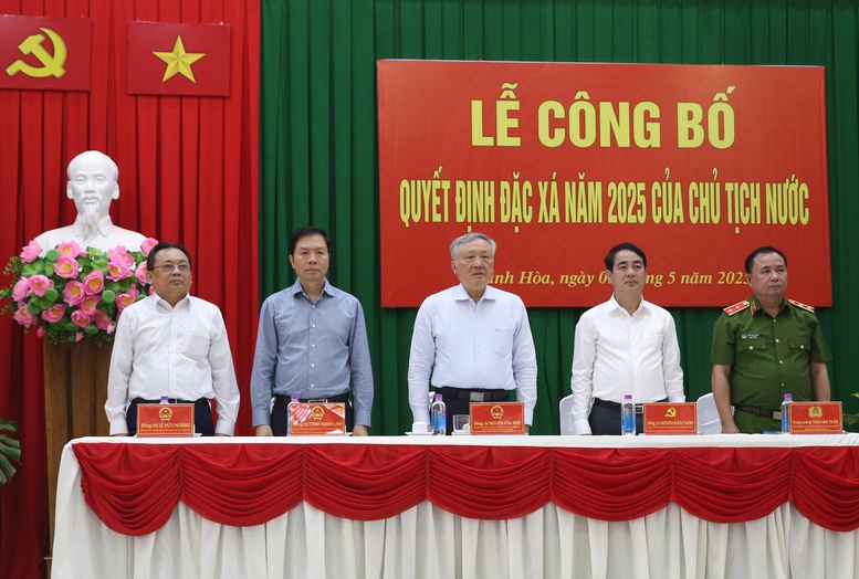 Phó Thủ tướng và các đại biểu dự lễ công bố Quyết định đặc xá năm 2025 của Chủ tịch nước tại Trại giam A2, sáng 1/5 - Ảnh: VGP/Nguyễn Hoàng Phó Thủ tướng và các đại biểu dự lễ công bố Quyết định đặc xá năm 2025 của Chủ tịch nước tại Trại giam A2, sáng 1/5 - Ảnh: VGP/Nguyễn Hoàng