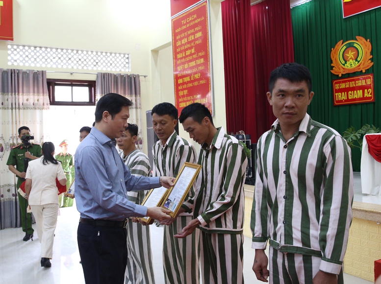 Phó Chủ nhiệm Văn phòng Chính phủ Trịnh Mạnh Linh, Ủy viên Hội đồng Tư vấn đặc xá trao giấy chứng nhận đặc xá cho các phạm nhân được đặc xá - Ảnh: VGP/Nguyễn Hoàng Phó Chủ nhiệm Văn phòng Chính phủ Trịnh Mạnh Linh, Ủy viên Hội đồng Tư vấn đặc xá trao giấy chứng nhận đặc xá cho các phạm nhân được đặc xá - Ảnh: VGP/Nguyễn Hoàng