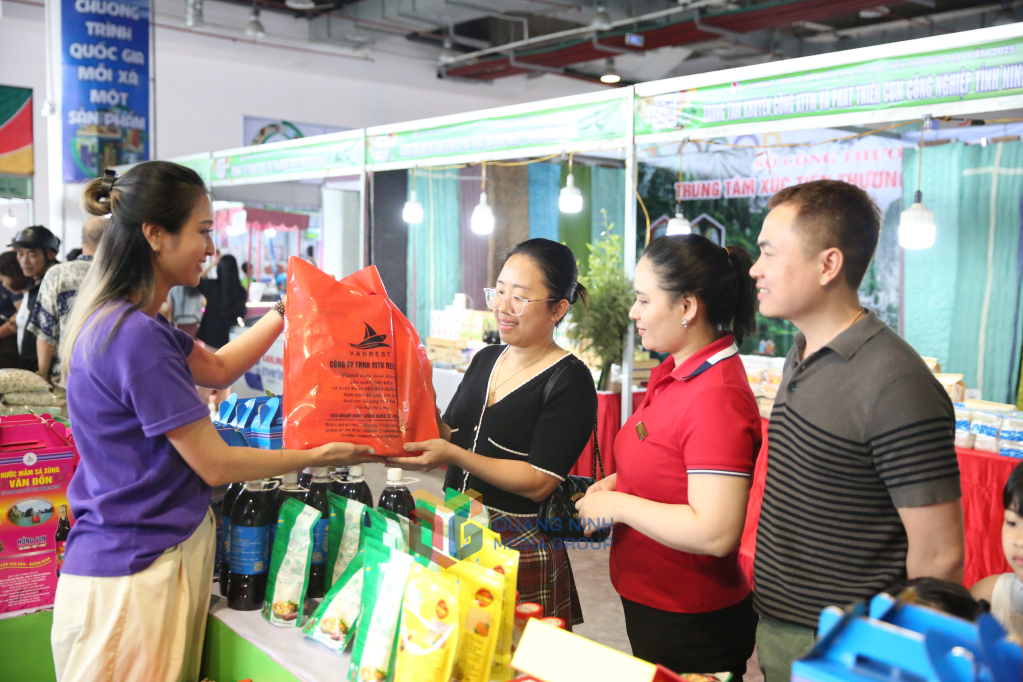 Người dân, du khách mua sắm tại Hội chợ OCOP khu vực Đồng bằng sông Hồng - Quảng Ninh 2025.