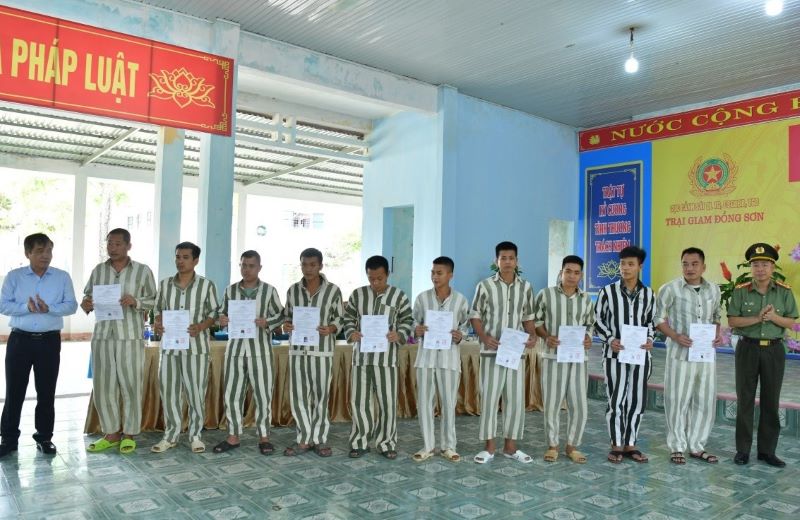 Các phạm nhân thuộc Trại giam Đồng Sơn được trao Quyết định đặc xá.